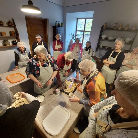 Pedagogi Džūkstes Pasaku muzejā piedalās ūdens klinģeru pagatavošanas meistarklasē.