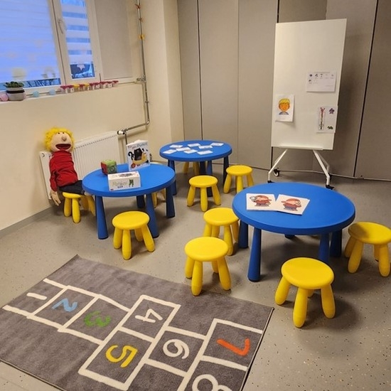 STOP 4-7 programmas norises telpa ar moderniem galdiem u.c. atbilstošu aprīkojumu.
