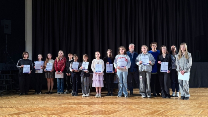 jaunieši ar diplomiem un pedagogi