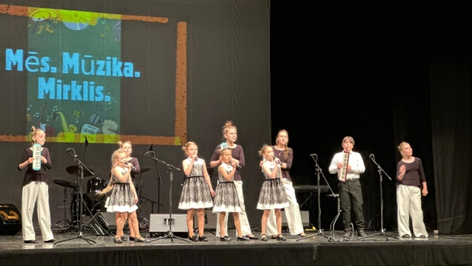 Uzstājas bērnu ansamblis  un spēlē instrumentus