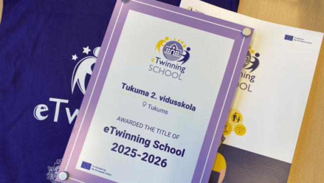 Tukuma 2. vidusskola saņem “eTwinning Skola” Pateicības rakstu.