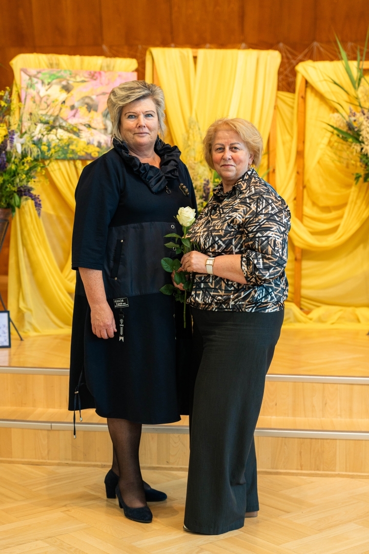 2 SKOLOTĀJAS