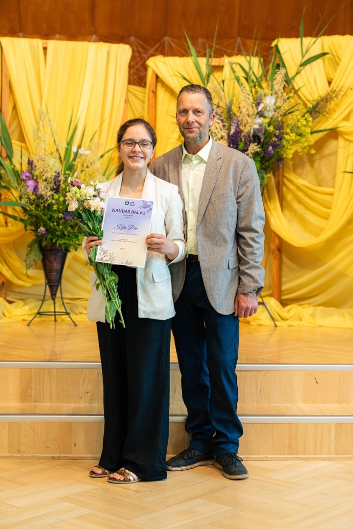 Skolotājs un skolniece ar apbalvojumu