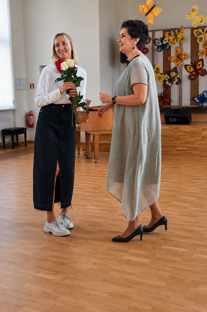 divas sievietes ar ziediem