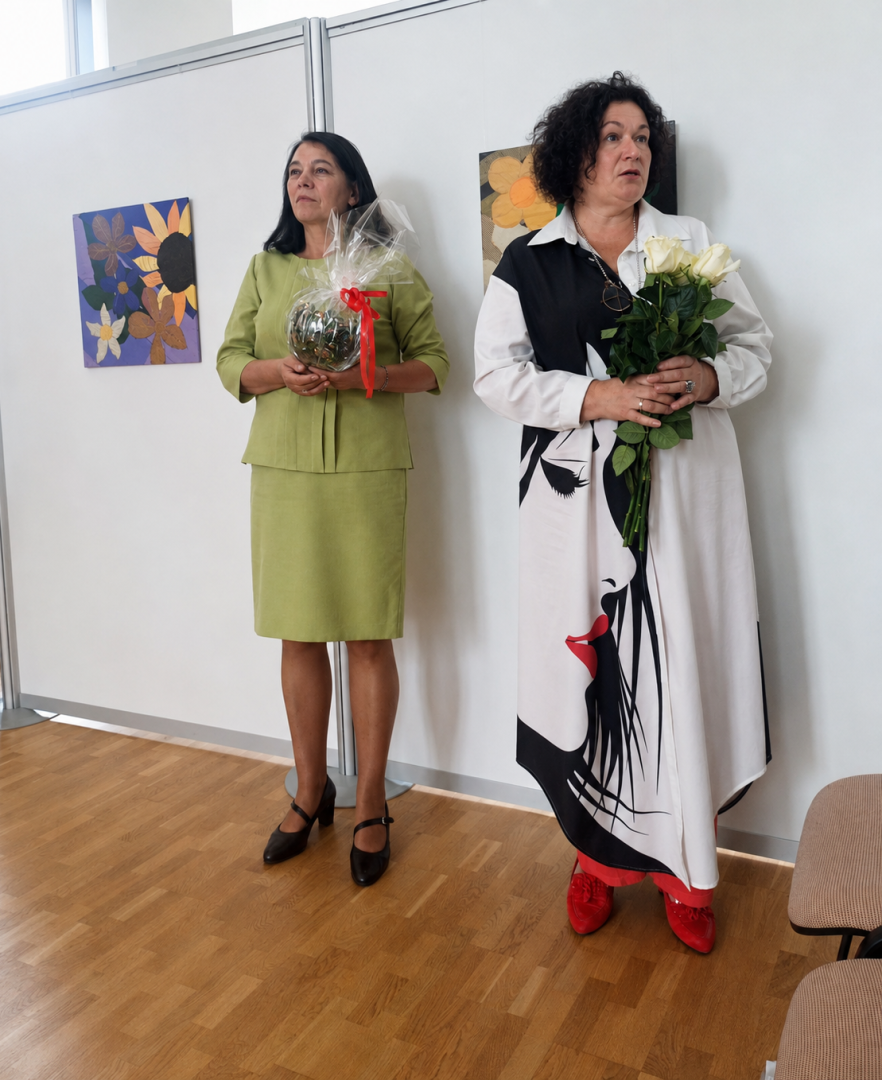 divas svietes ar dāvanu un ziediem