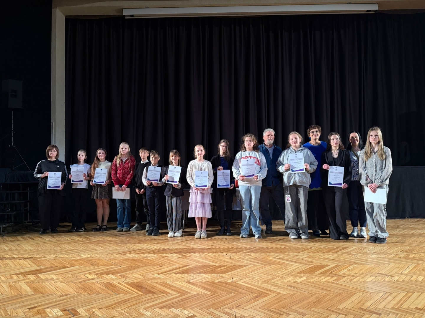 jaunieši ar diplomiem un pedagogi