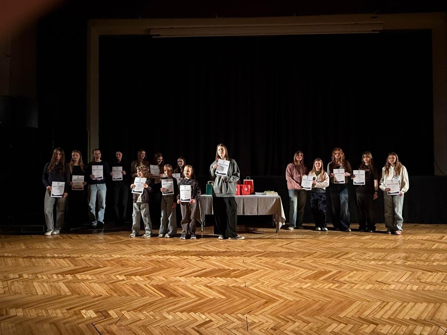 jaunieši ar diplomiem un pedagogi