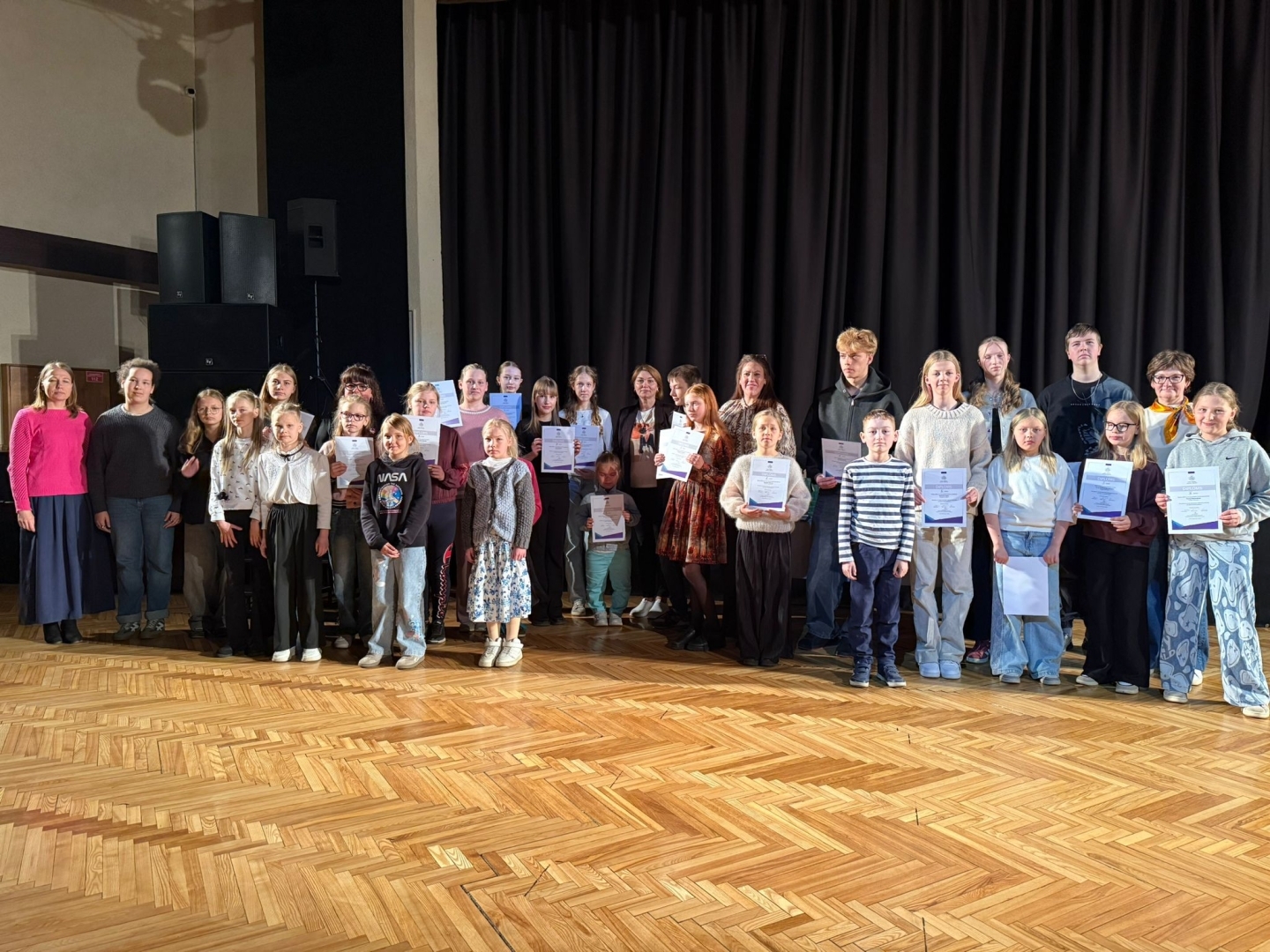 pasākuma dalībnieki ar diplomiem