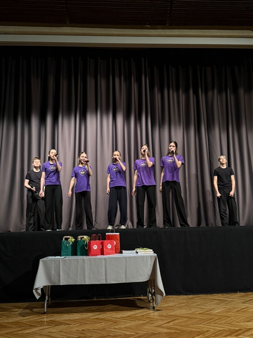 uzstājas popgrupa