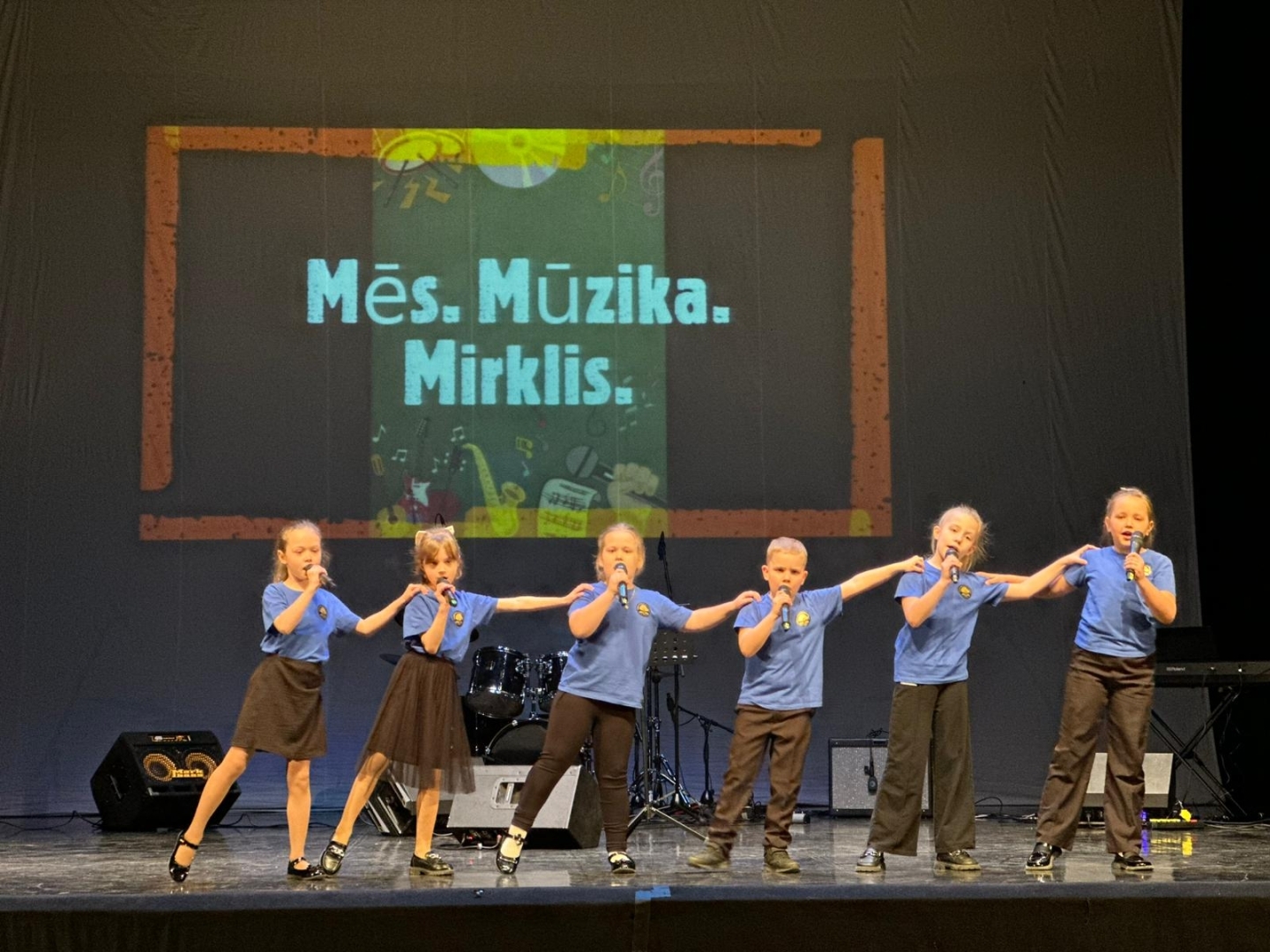 Uzstājas bērnu ansamblis zilos tkrekliņos