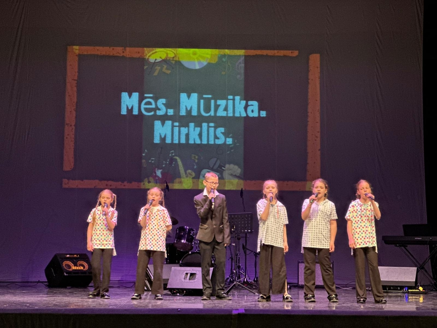 Uzstājas bērnu ansamblis punktainos kreklos