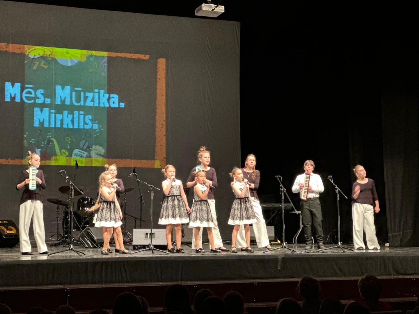 Uzstājas bērnu ansamblis  un spēlē instrumentus