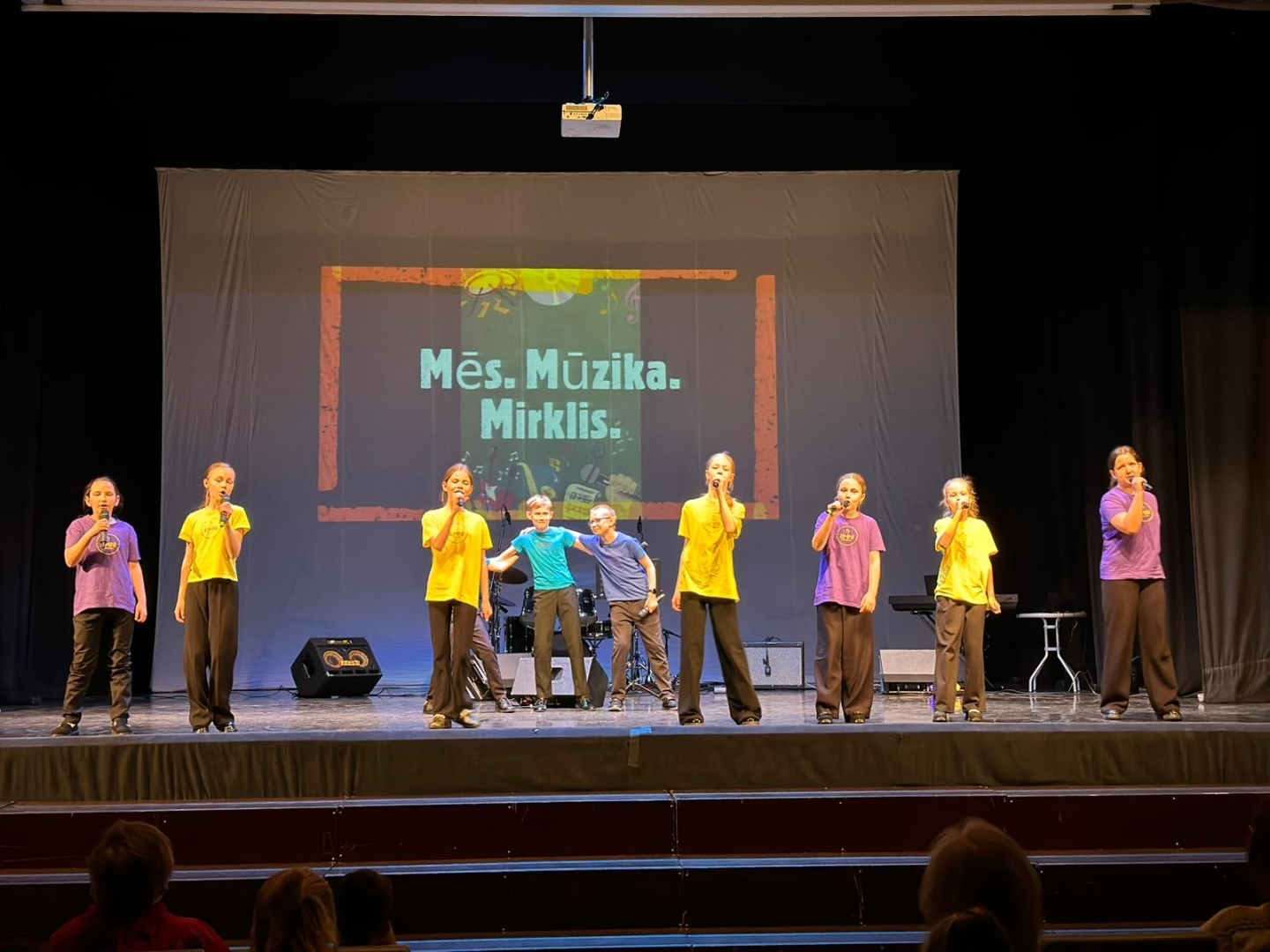 uzstājas bērnu popgrupa ar krāsainiem tkrekliem