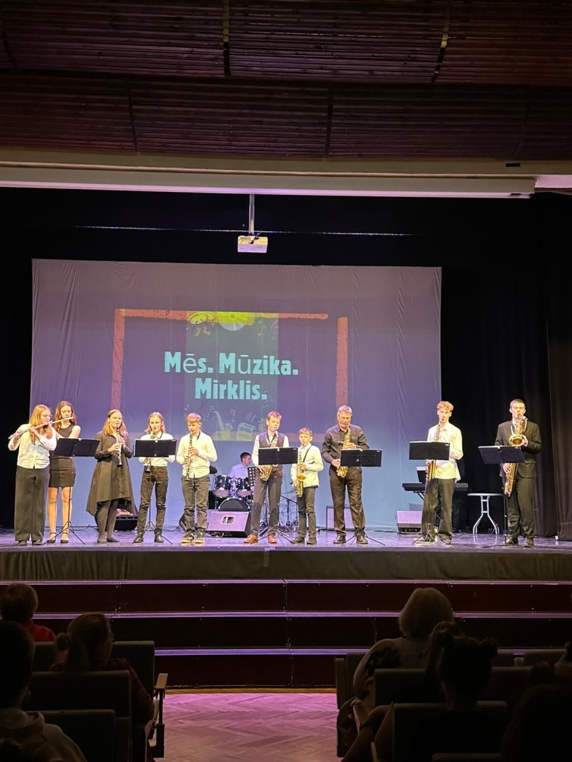 uzstājas instrumentāls ansamblis ar 11 dalībniekiem