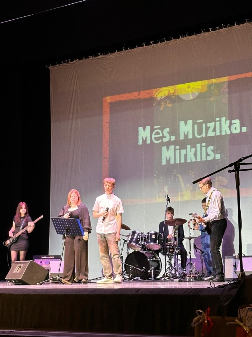 uzstājas instrumentāls ansamblis ar 6 dalībniekiem
