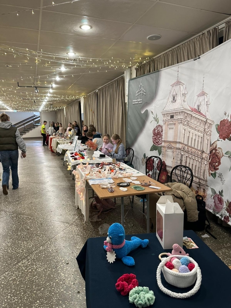 redzams gaitenis kur bērni tirgojas ar pašdarinātām lietām