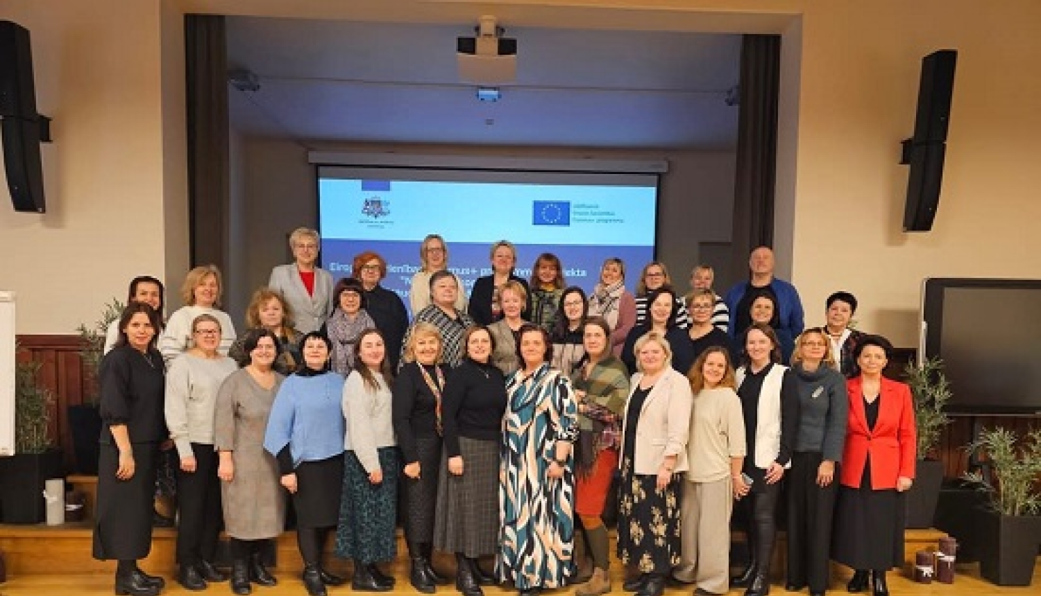 Pieaugušo izglītības koordinatoru profesionālās kompetences pilnveides semināra “Pieaugušo izglītības darba organizēšana un īstenošana pašvaldībā” dalībnieku kopbilde.