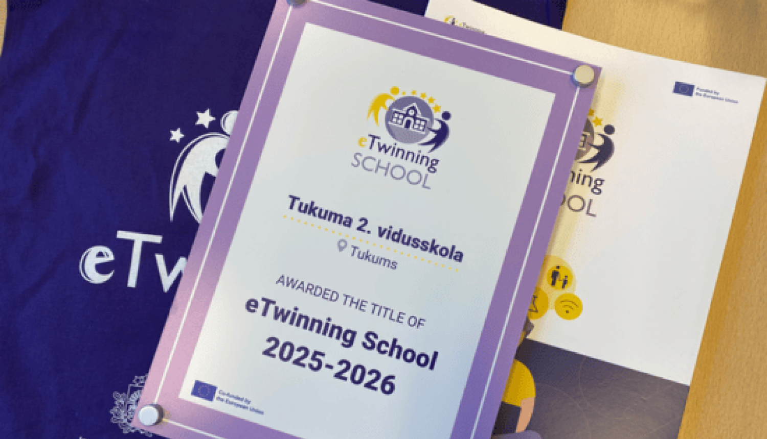 Tukuma 2. vidusskola saņem “eTwinning Skola” Pateicības rakstu.